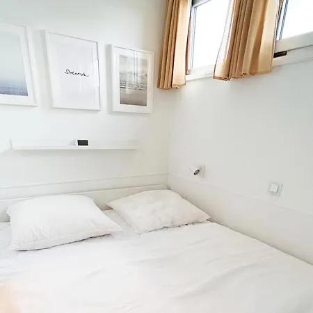 Mimibeach Mit Umzaeuntem Grundstueck Scharbeutz