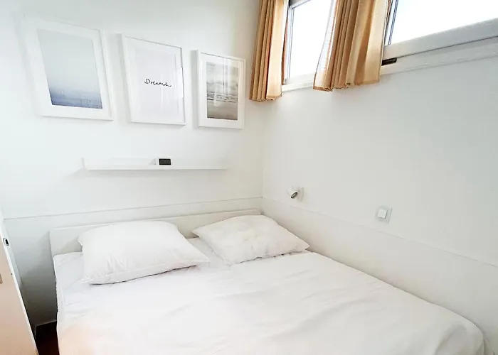 Mimibeach Mit Umzaeuntem Grundstueck Scharbeutz